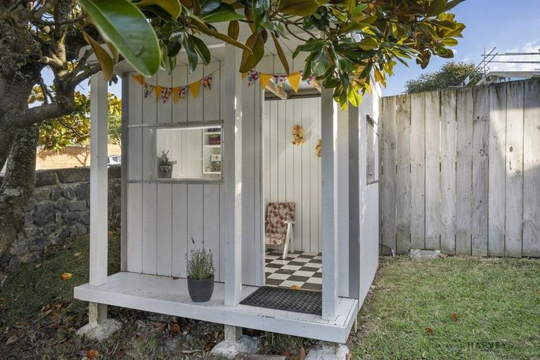 Photo of property in 21 Sunvue Road, Glen Eden, Auckland, 0602