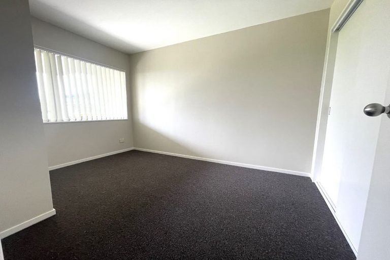 Photo of property in 6/242 Great North Road, Henderson, Auckland, 0612