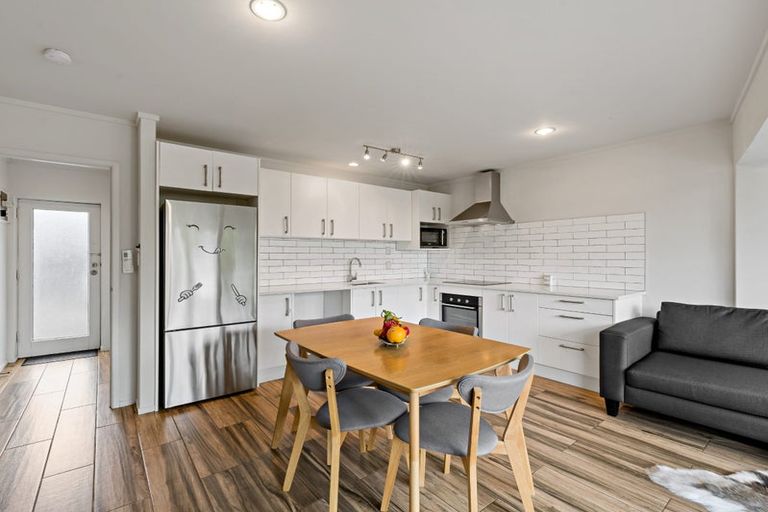 Photo of property in 3/18 Parr Terrace, Castor Bay, Auckland, 0620