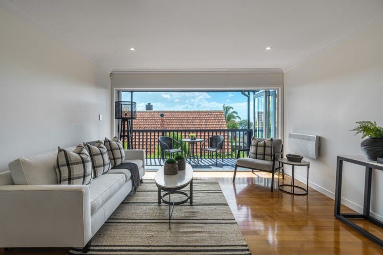 Photo of property in 2/29 Pupuke Road, Takapuna, Auckland, 0622