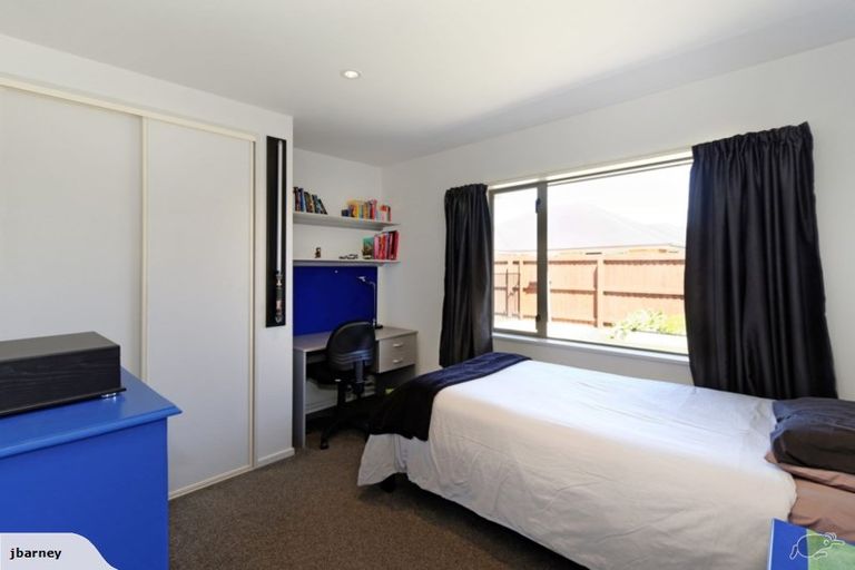 Photo of property in 4 Gwen Place, Redwood, Christchurch, 8051