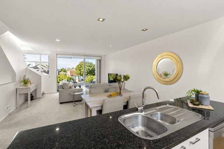 Photo of property in 2/4 Campbell Road, Takapuna, Auckland, 0622