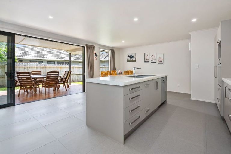 Photo of property in 12 Resolution Place, One Tree Point, 0118