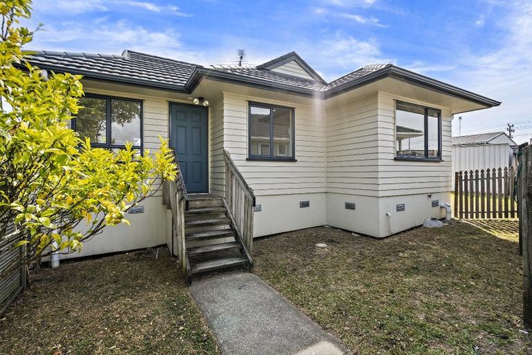 Photo of property in 3 Phelps Place, Glendene, Auckland, 0602