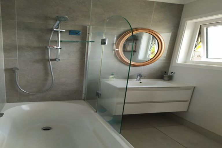 Photo of property in 2/1 Pemberton Avenue, Bayview, Auckland, 0629