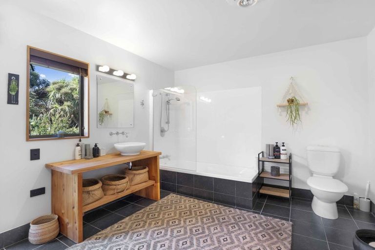 Photo of property in 424 Tararua Road, Levin, 5571