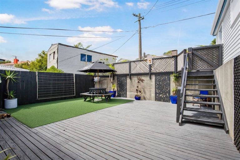 Photo of property in 45 Turville Crescent, Newlands, Wellington, 6037