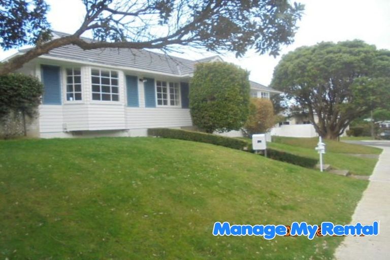Photo of property in 16 Churton Drive, Churton Park, Wellington, 6037