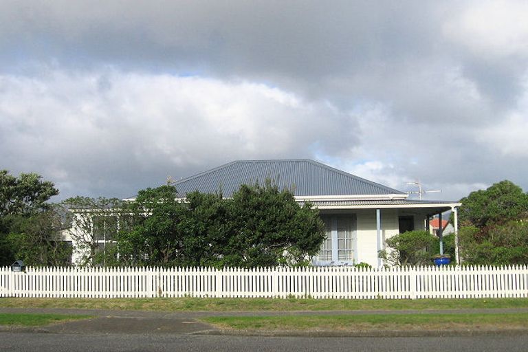 Photo of property in 124 Tutere Street, Waikanae Beach, Waikanae, 5036