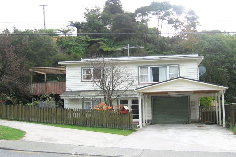 Photo of property in 18 Pinehaven Road, Pinehaven, Upper Hutt, 5019