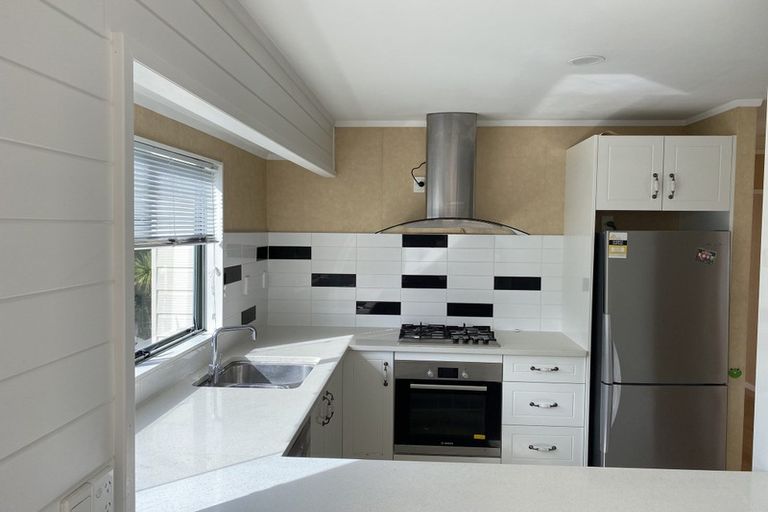 Photo of property in 1/4 Mossop Rise, Glenfield, Auckland, 0629