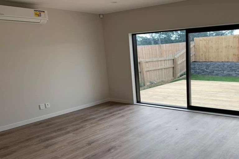 Photo of property in 17 Dinaric Lane, Westgate, 0814