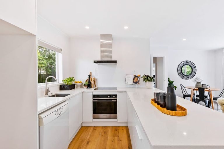 Photo of property in 1/31 Camelot Place, Glenfield, Auckland, 0629