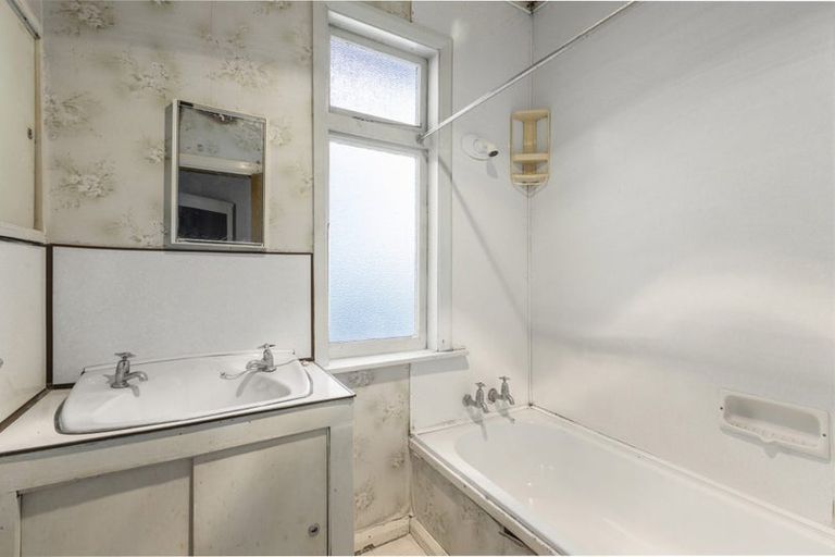 Photo of property in 32 The Parade, Island Bay, Wellington, 6023