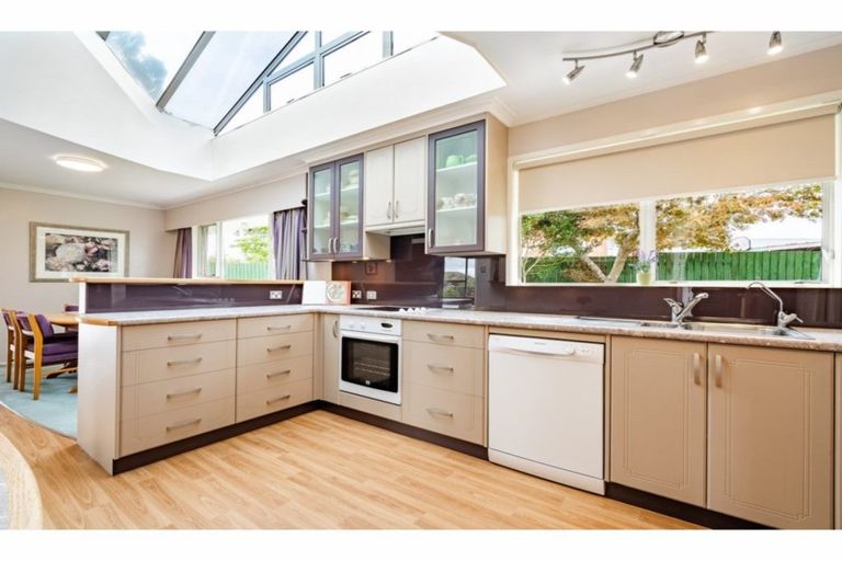 Photo of property in 17 Scanlen Terrace, Kelston, Auckland, 0602