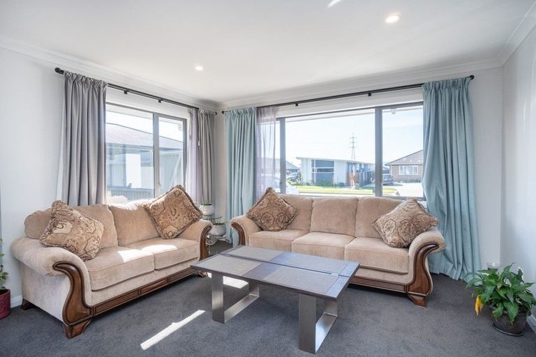 Photo of property in 5 Mediterranean Grove, Fitzherbert, Palmerston North, 4410