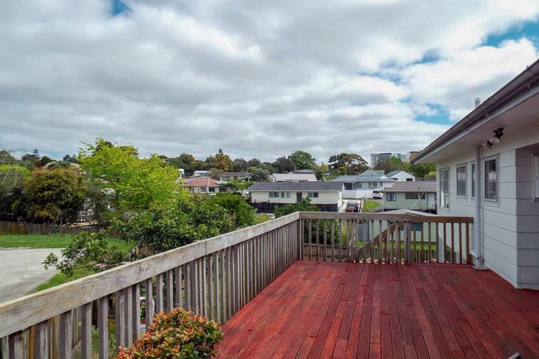 Photo of property in 20 Palm Court Drive, Glen Eden, Auckland, 0602