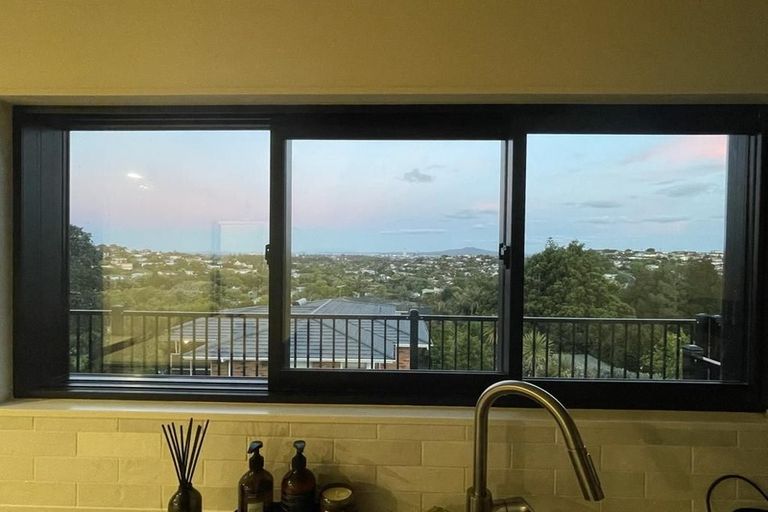 Photo of property in 15 Mcdowell Crescent, Hillcrest, Auckland, 0627