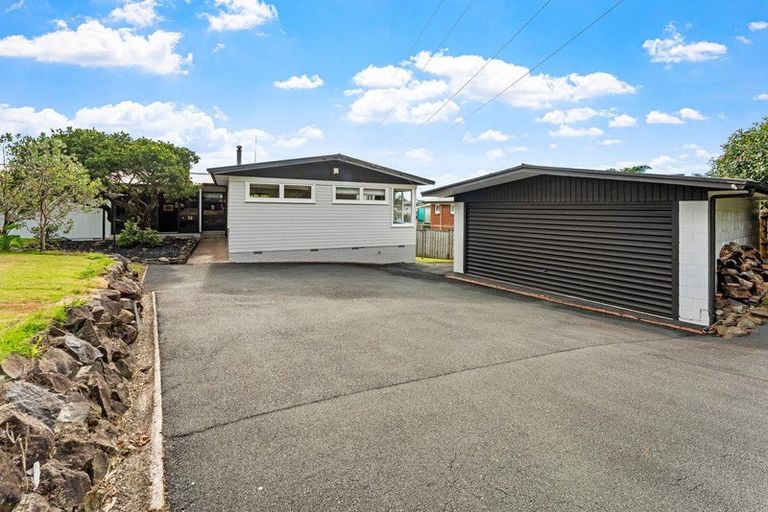 Photo of property in 12 Tawhana Crescent, Red Beach, 0932