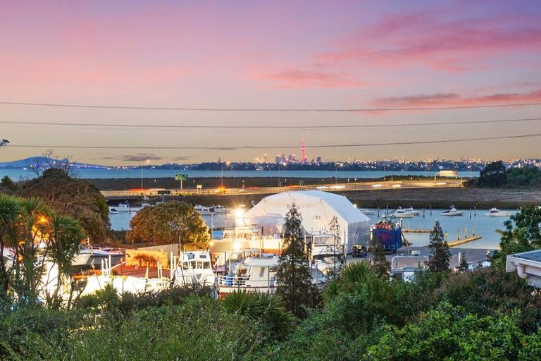 Photo of property in 34 Covil Avenue, Te Atatu South, Auckland, 0610