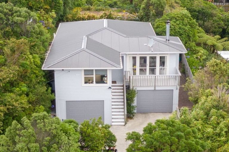 Photo of property in 6 Westleigh Way, Newlands, Wellington, 6037