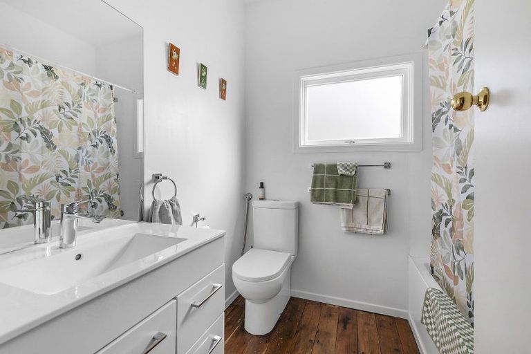 Photo of property in 8 Friend Street, Karori, Wellington, 6012