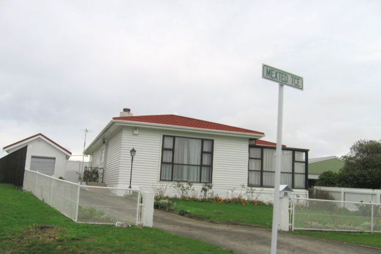 Photo of property in 38 Mexted Terrace, Tawa, Wellington, 5028