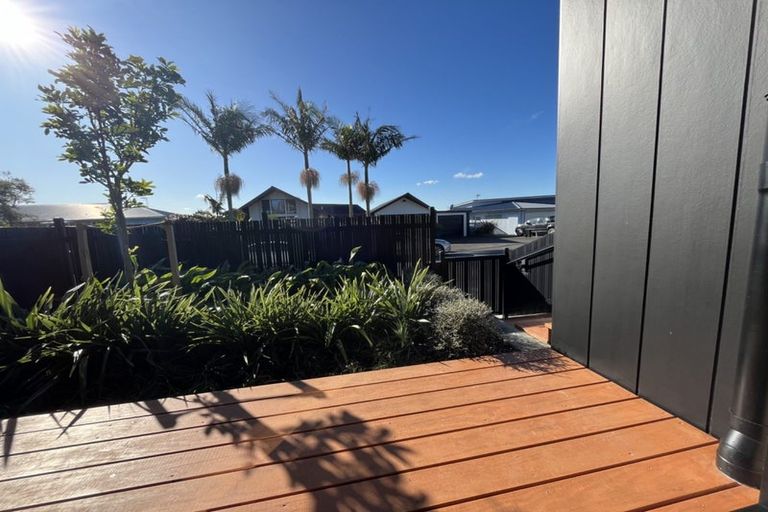 Photo of property in 27 Dawnhaven Drive, Te Atatu Peninsula, Auckland, 0610