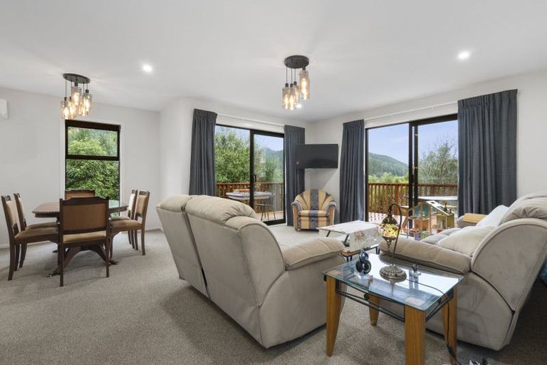 Photo of property in 61a Riverstone Drive, Riverstone Terraces, Upper Hutt, 5018