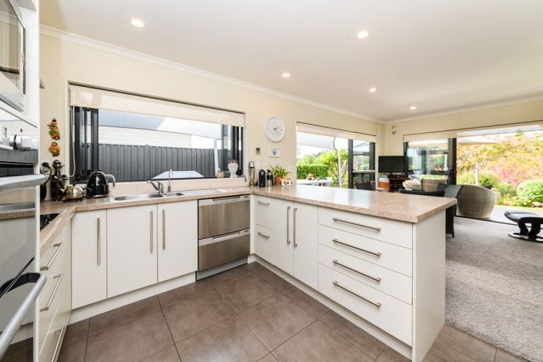 Photo of property in 4a Silkwood Place, Fitzherbert, Palmerston North, 4410