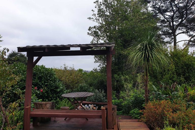 Photo of property in 40a Staincross Street, Green Bay, Auckland, 0604