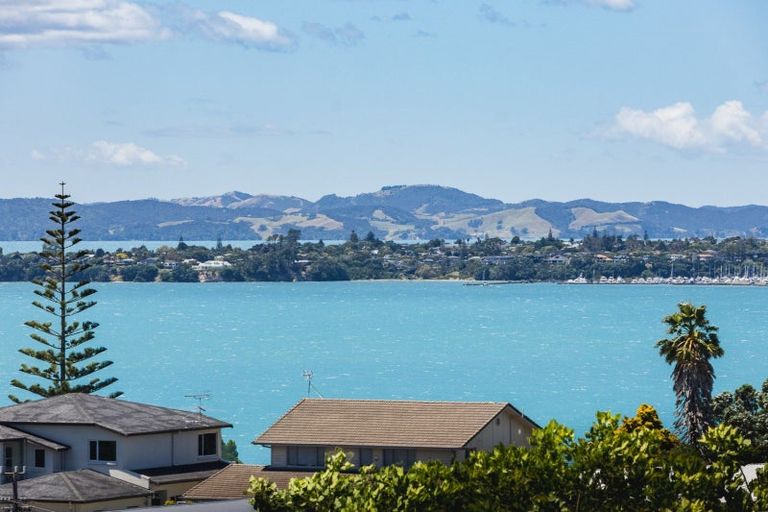 Photo of property in 2/7 Pounamu Place, Shelly Park, Auckland, 2014