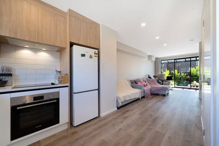 Photo of property in 2/11 Scanlen Terrace, Kelston, Auckland, 0602