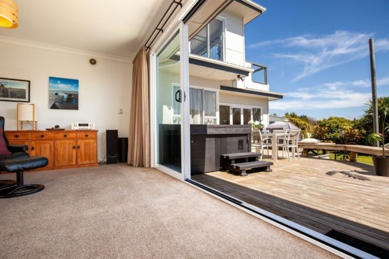 Photo of property in 10 Strandon Place, Strandon, New Plymouth, 4312