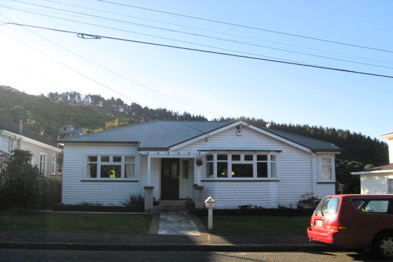Photo of property in 11 Waikare Street, Karori, Wellington, 6012