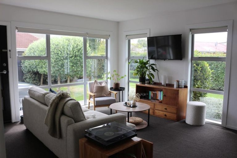 Photo of property in 2/74 Garreg Road, Bryndwr, Christchurch, 8052