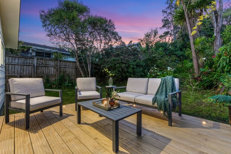 Photo of property in 2/9a De Val Drive, Titirangi, Auckland, 0604