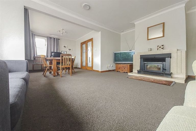 Photo of property in 2b Springbank Lane, Te Atatu Peninsula, Auckland, 0610