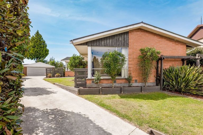 Photo of property in 6 Larkhill Place, Russley, Christchurch, 8042
