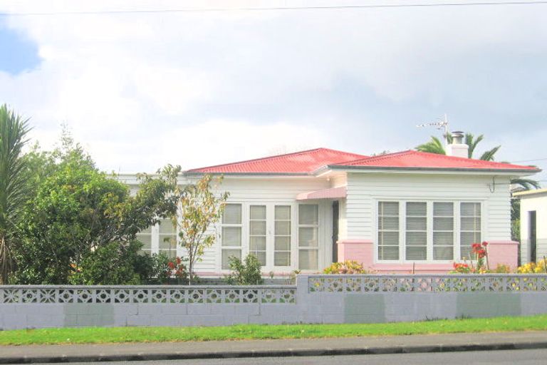 Photo of property in 115a Te Atatu Road, Te Atatu South, Auckland, 0610