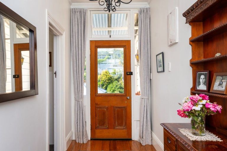 Photo of property in 6 Cameron Road, Bluff Hill, Napier, 4110