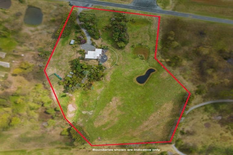 Photo of property in 114 Rutherford Drive, Waikanae Beach, Waikanae, 5036