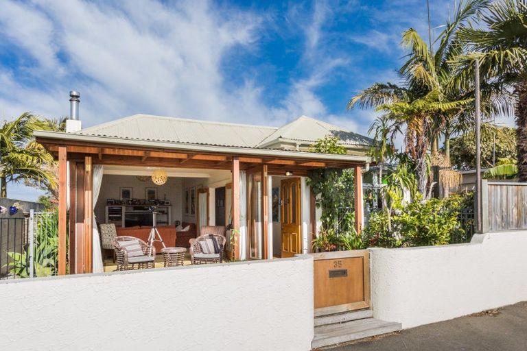 Photo of property in 35 Hospital Terrace, Hospital Hill, Napier, 4110