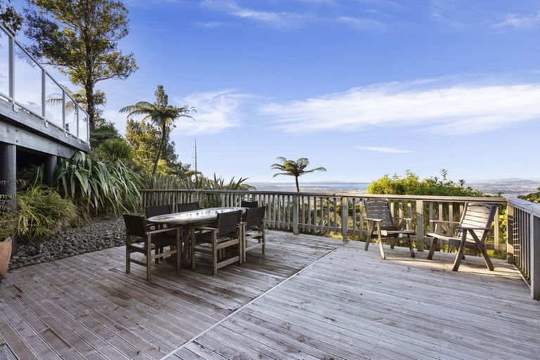 Photo of property in 535 Scenic Drive, Waiatarua, Auckland, 0612