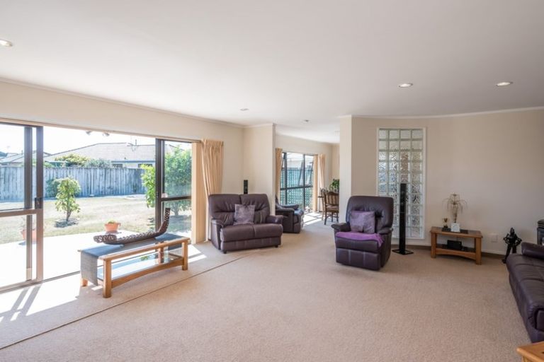 Photo of property in 124 Realm Drive, Paraparaumu, 5032