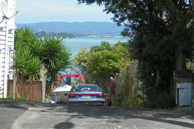 Photo of property in 2/102 Queen Street, Northcote Point, Auckland, 0627