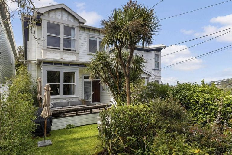 Photo of property in 43 Grove Road, Kelburn, Wellington, 6012