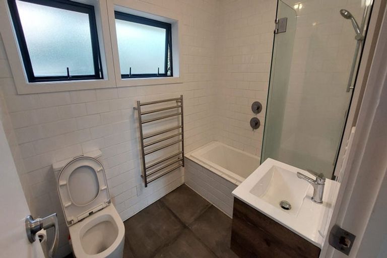 Photo of property in 1/5a Pullum Street, Birkenhead, Auckland, 0626