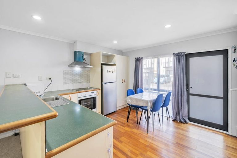 Photo of property in Tuscany Way, 20/3 Ambrico Place, New Lynn, Auckland, 0600