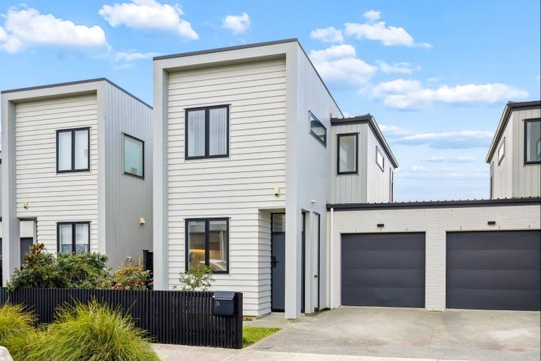 Photo of property in 24 Tapuwae Way, Mangere Bridge, Auckland, 2022